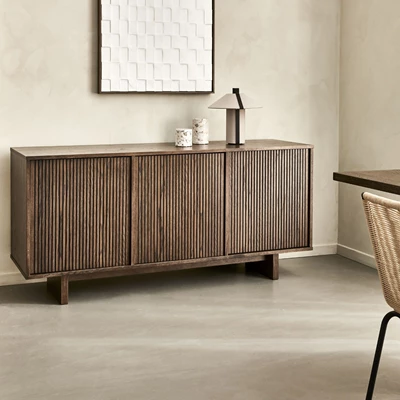 Mörk skänk på betongolv.