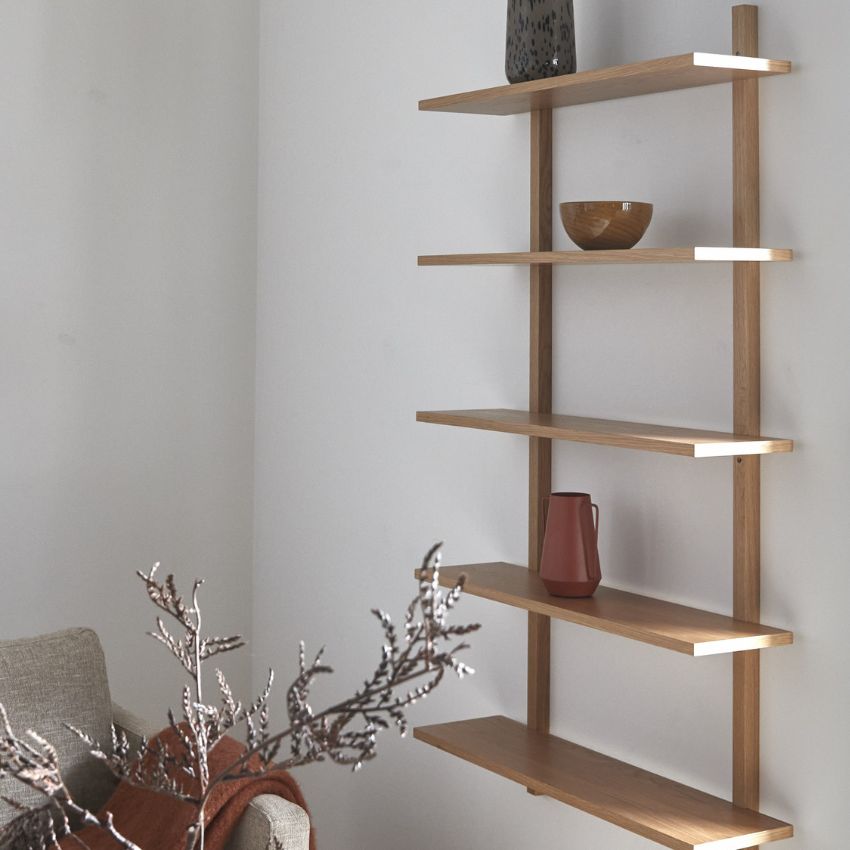 Trähylla på vägg.