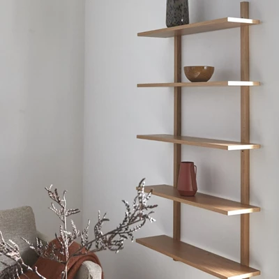 Trähylla på vägg.