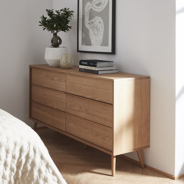 Kommod i trä stående mot vägg