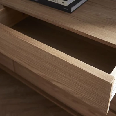 Närbild på öppen låda i kommod i trä