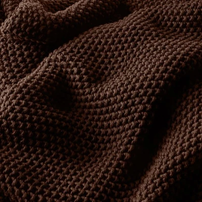 Närbild på röd pläd med våffelmönster