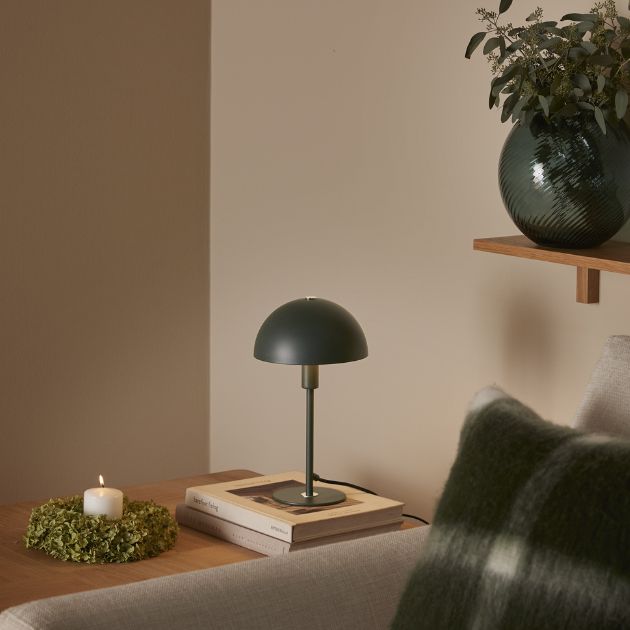 Udsnit af stue i grønlige omgivelser