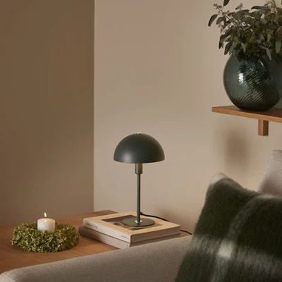 Udsnit af stue i grønlige omgivelser