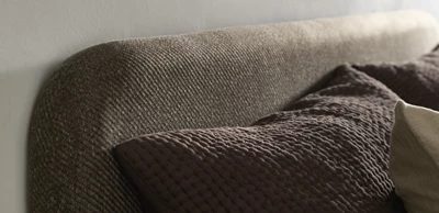 Närbild av en brun sänggavel