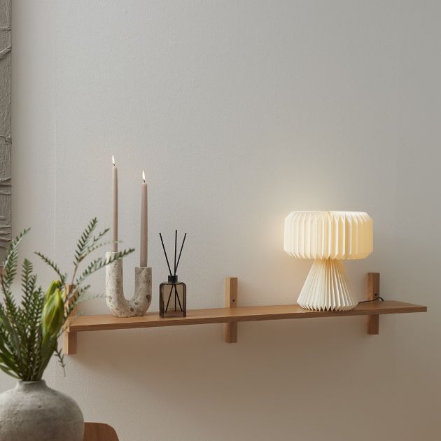 Vägg­hylla med ljus, doftpinnar och papperslampa