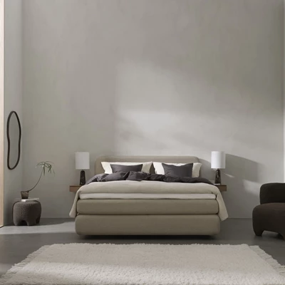 Sovrum med kontinentalsäng i beige