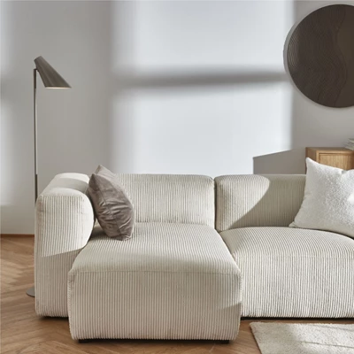 Chaise longues-soffa i vitt stående på trägolv