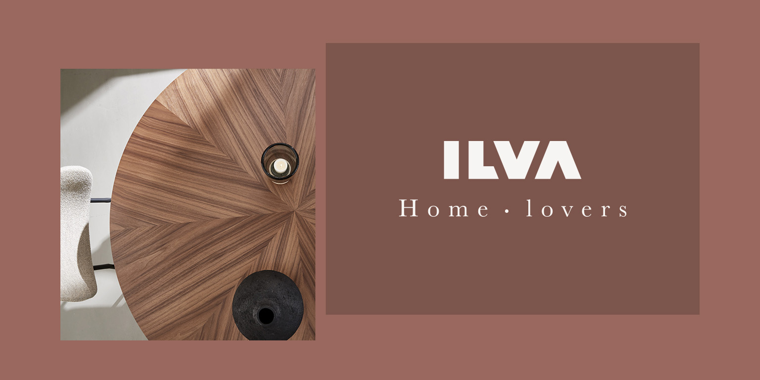 Kampanjbanner med ILVA-logotyp och texten “Bli medlem och få 25 % välkomstrabatt” på brun bakgrund, samt en rund träbordsskiva och en stol sedd ovanifrån.