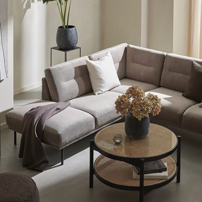 Soffa placerad i ett vardagsrum med hänvisning till en soffguide