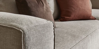 Design uden navn - 2024-11-15T110958.329.jpg Närbild av soffa och prydnadskuddar.