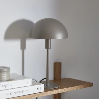 Bordslampa i grått med ett klotformat design