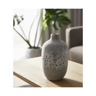 Grå vas på träbord