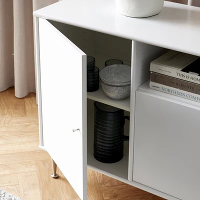 Vit hylla på ben med en öppen dörr som visar innehållet.