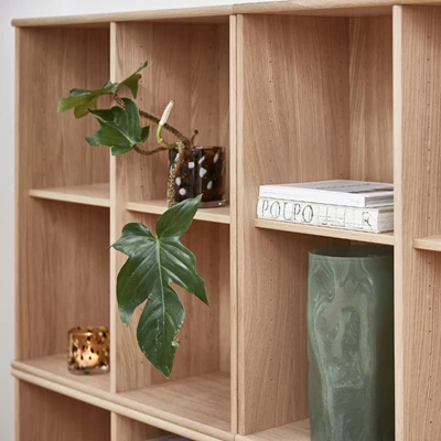 Närbild av innehåll i en trähylla.