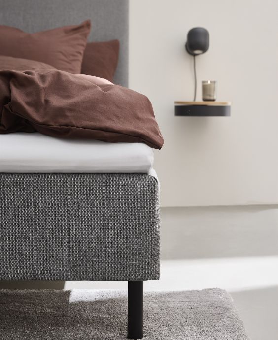 Närbild av grå boxmadrass