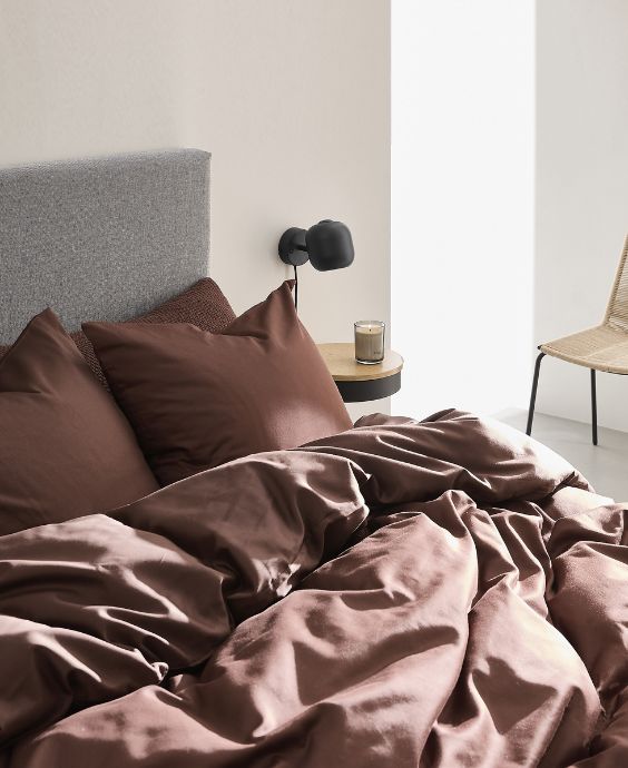 Bäddad säng med rött sänglinne