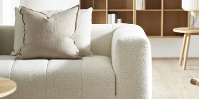 Design uden navn - 2024-12-28T205114.807.jpg Vit soffa med kanalsömmar