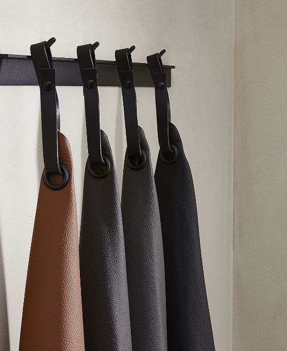 4 läderprover hängande på krokar