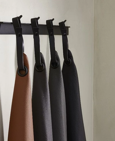 4 läderprover hängande på krokar