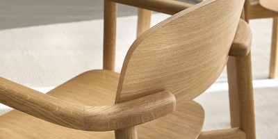 Design uden navn - 2025-01-09T204257.679.jpg Matsalsstol i trä med armstöd