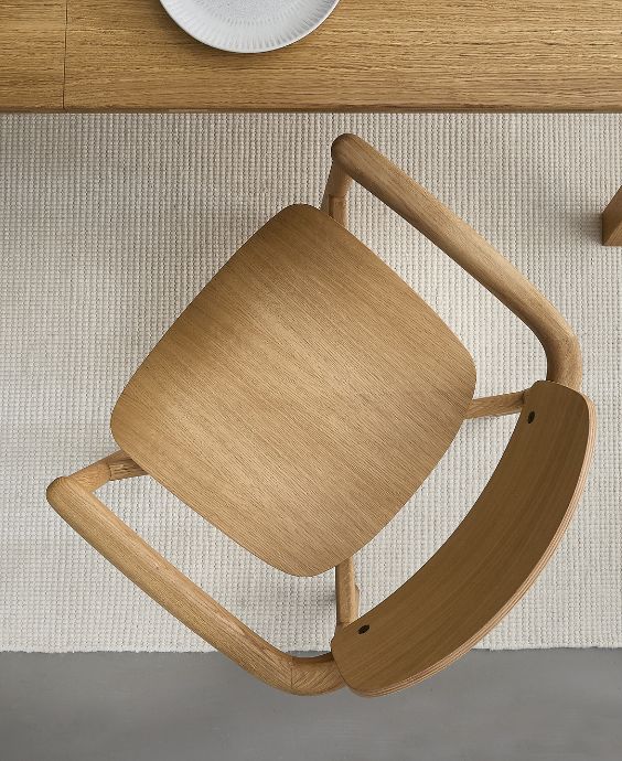 Matbordsstol i trä sett uppifrån