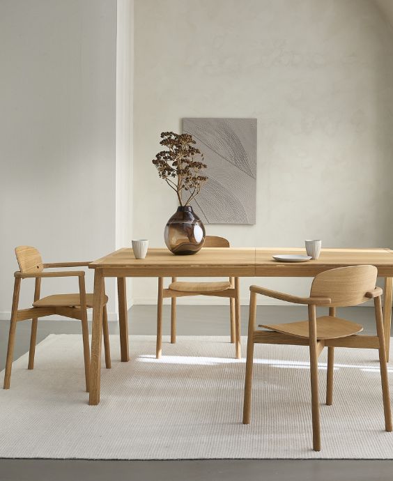 Matsplats med både bord och stolar i ljust trä