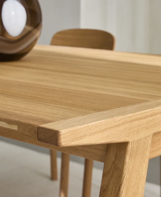 Matbord i trä sett på nära håll
