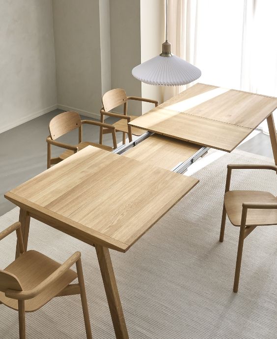 Matbord i trä förberett för tilläggsplattor