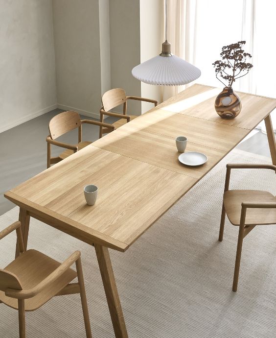 Matbord i ljust trä med 2 tilläggsplattor