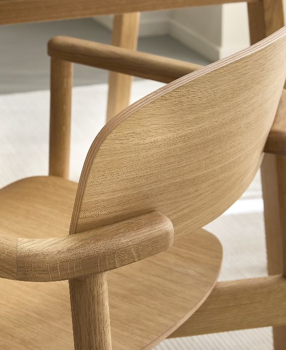 Ryggstöd på matbordsstol i ljust trä från Skovby