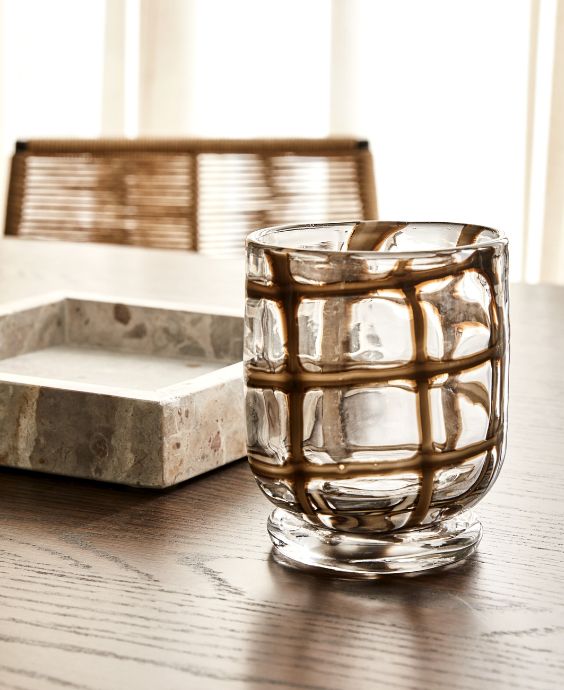 Värmeljushållare i bruna rutor samt ett fat