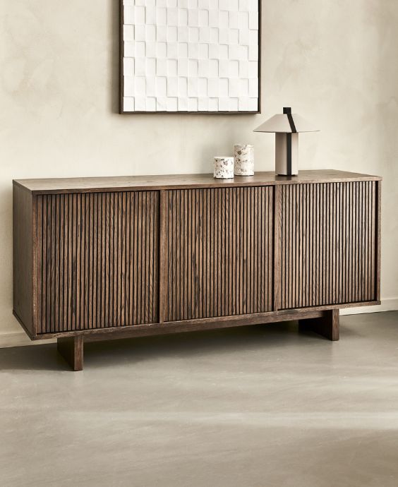 Sideboard med räfflade dörrar i mörkbrunt trä