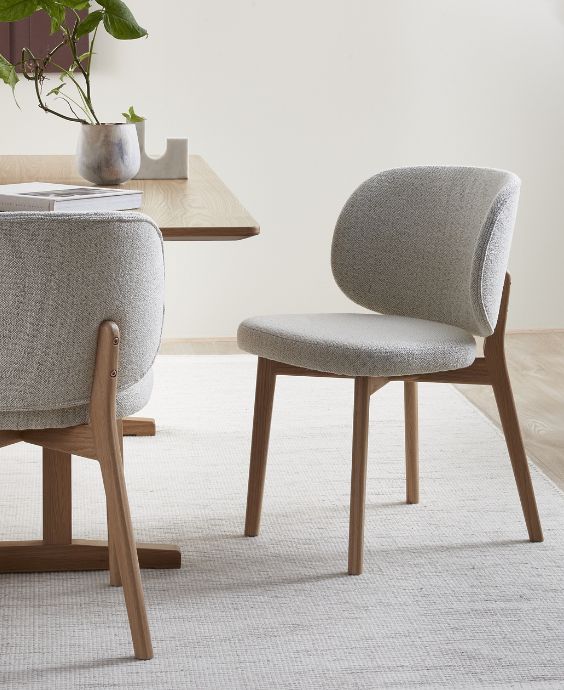 Stoppade matbordsstolar i grått