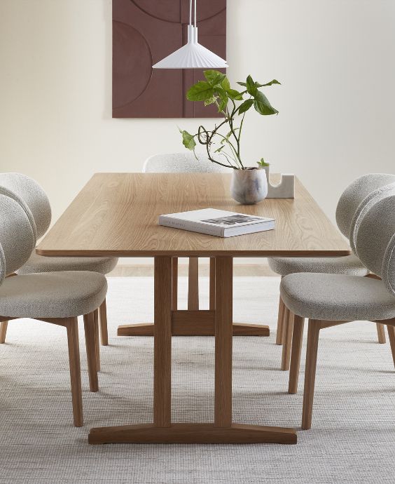 Avlångt matbord i shakerstil med 5 stoppade matbordsstolar runtom