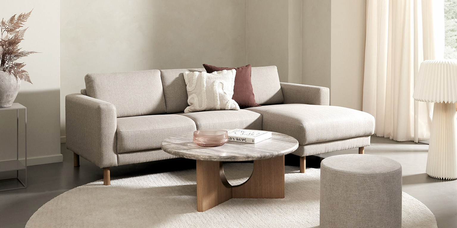 Vardagsrumsmiljö i beige toner