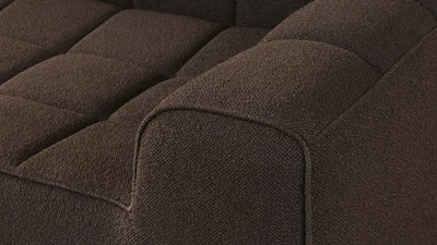 Närbild av soffa i brun med kanalsymmar