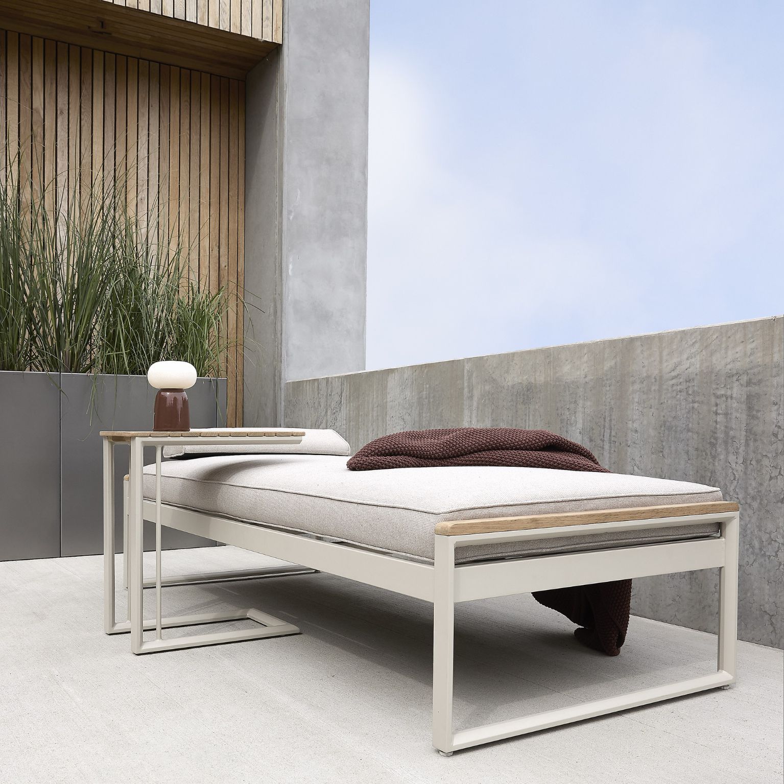 Solstol i aluminium på betonggolv på terrass