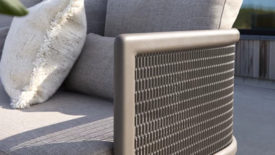 Närbild av loungesoffa med räfflad design
