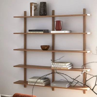 Vägghylla i trä med en massa olika saker på