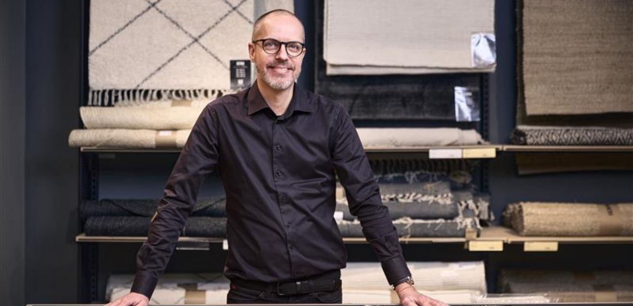 CMO Kasper Granat framför utställning av mattor