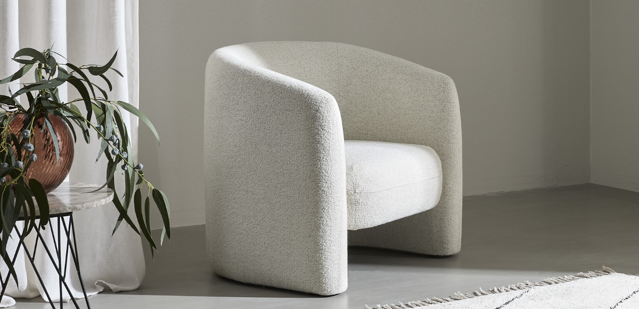 Enkel vit loungestol i minimalistiskt rum