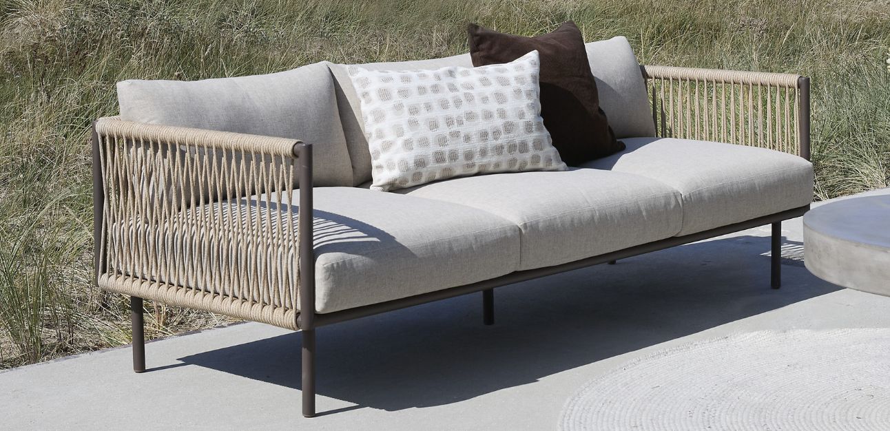 Loungesoffa för 3 personer stående på betongunderlag