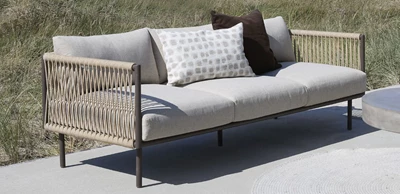 Design uden navn - 2025-02-11T134522.737.jpg Loungesoffa för 3 personer stående på betongunderlag