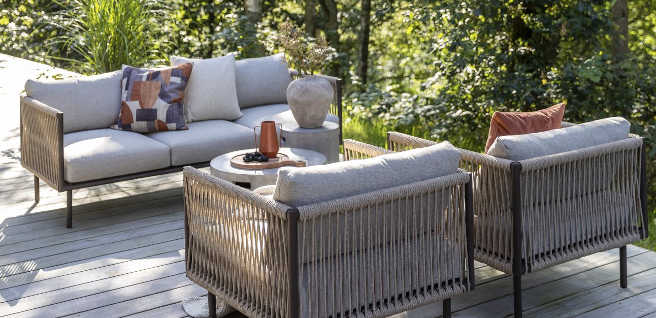 Loungeset bestående av loungesoffa och två loungefåtöljer