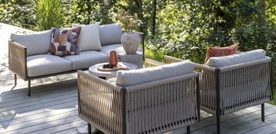 3 pers og 2 stole.jpg Loungeset bestående av loungesoffa och två loungefåtöljer