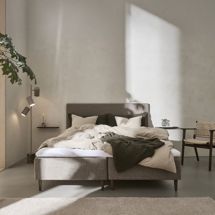 Sovrum med modern säng och varma toner – guide: välj rätt säng för dina behov.