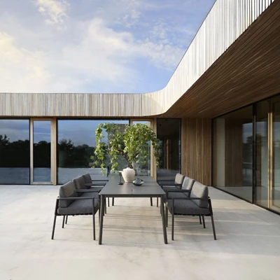 Moderne terrasse med havesæt i sort aluminium designet til udendørs ophold.