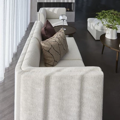 Modern soffa i vitt tyg, sedd ovanifrån och från sidan