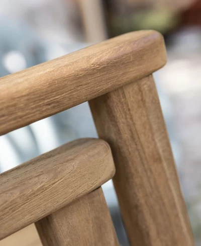 Närbild av trästolsdetalj med fokus på fogar mellan armstöd och ryggstöd